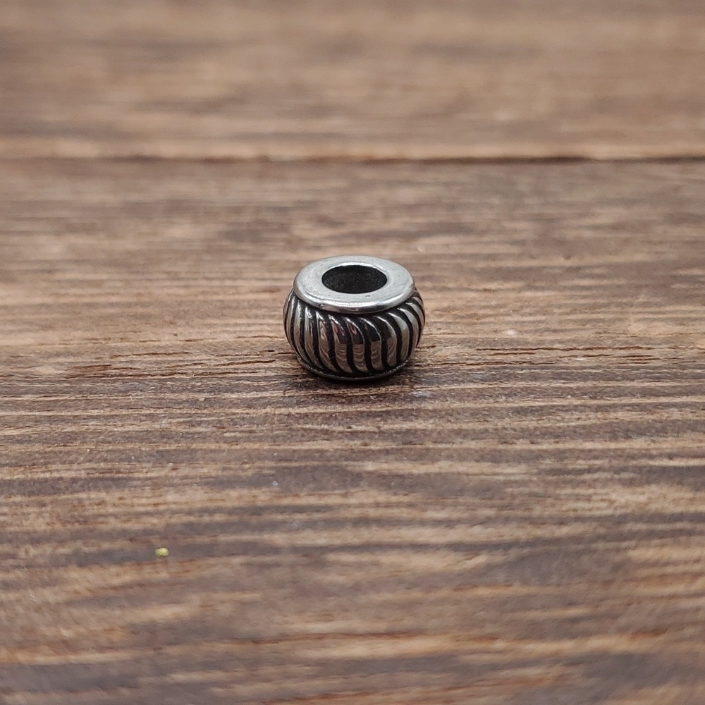 Swirl charm‎